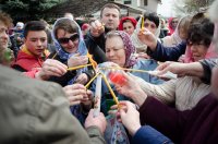 В храмы Гомеля в сопровождении звонницы с крестным ходом был доставлен Благодатный Огонь