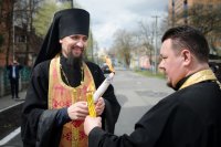 В храмы Гомеля в сопровождении звонницы с крестным ходом был доставлен Благодатный Огонь