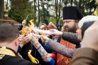 В храмы Гомеля в сопровождении звонницы с крестным ходом был доставлен Благодатный Огонь