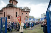 В храмы Гомеля в сопровождении звонницы с крестным ходом был доставлен Благодатный Огонь