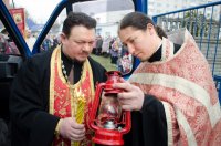 В храмы Гомеля в сопровождении звонницы с крестным ходом был доставлен Благодатный Огонь