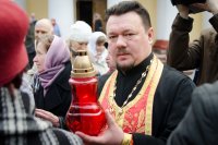 В храмы Гомеля в сопровождении звонницы с крестным ходом был доставлен Благодатный Огонь