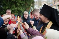 В храмы Гомеля в сопровождении звонницы с крестным ходом был доставлен Благодатный Огонь