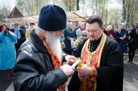 В храмы Гомеля в сопровождении звонницы с крестным ходом был доставлен Благодатный Огонь