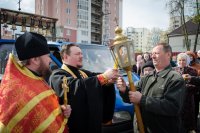 В храмы Гомеля в сопровождении звонницы с крестным ходом был доставлен Благодатный Огонь