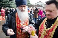 В храмы Гомеля в сопровождении звонницы с крестным ходом был доставлен Благодатный Огонь