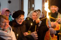 В храмы Гомеля в сопровождении звонницы с крестным ходом был доставлен Благодатный Огонь