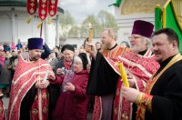 В храмы Гомеля в сопровождении звонницы с крестным ходом был доставлен Благодатный Огонь