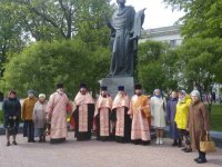 Священнослужители возложили цветы к памятнику свт. Кирилла Туровского