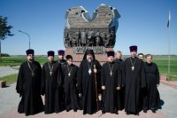 Владыка посетил часовню иконы Божией Матери «Достойно есть» у памятного знака операции «Багратион» Владыка посетил часовню иконы Божией Матери «Достойно есть» у памятного знака операции «Багратион»