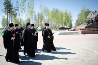 Владыка посетил часовню иконы Божией Матери «Достойно есть» у памятного знака операции «Багратион» Владыка посетил часовню иконы Божией Матери «Достойно есть» у памятного знака операции «Багратион»