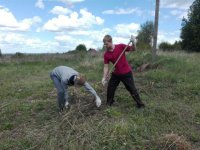 Уборка бывшего захоронения святого заступника земли Гомельской — праведного Иоанна Кормянского в деревне Огородня.