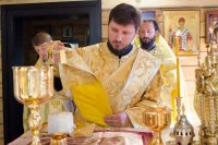 Божественная литургия в храме иконы Божией Матери "Отрада и утешение" в день памяти святых благоверных князей Петра и Февронии Муромских