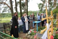 Ребята из молодежного братства храма Георгия Победоносца в г. Гомеле посетили Севрюковское кладбище