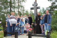 Ребята из молодежного братства храма Георгия Победоносца в г. Гомеле посетили Севрюковское кладбище