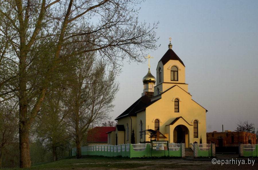 Преображенский храм гомель. Храм Преображения Гомель. Гомель Преображенская Церковь. Храм Волотова. Гомель храм у озера.